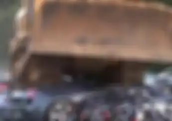 Sedih Banget... Video Detik-detik Puluhan Mobil Mewah dan Moge Mahal Hancur Dilindas Alat Berat, Ini Penyebabnya