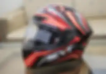 Apa Iya, Helm Bermotif Bobotnya Lebih Berat Daripada Helm Warna Polos?