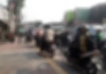 Motor Nekat Lewat Trotoar, Ingat Denda Masuk Sel dan SIM Bisa Kena Tilang
