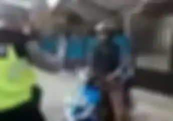  Tegang, Video Pemotor Ngamuk Lempar Motor dan Banting Helm Enggak Terima Ditilang Polisi Karena Lewat Trotoar