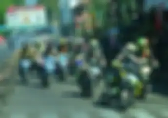 Sadis! Starter Membludak, Pembalap Tampil Nekat dan Ngotot di Road Race Garut