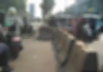 Pemotor Bandel Bongkar Paksa Pembatas Beton U-turn di Ciputat, Bikin Macet dan Rawan Celaka