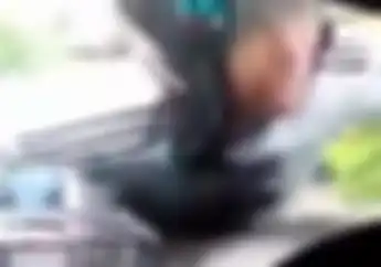 Dramatis, Video Pemotor Nantang Maut Nekat Naik ke Kaca Mobil, Alasannya Kocak 