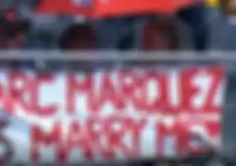 Bikin Geger! Poster Ajakan Nikah Perempuan Misterius ke Marc Marquez saat FP2 MotoGP Aragon