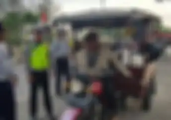 Sebenarnya Boleh Enggak Sih Motor Roda Tiga Bawa Penumpang?