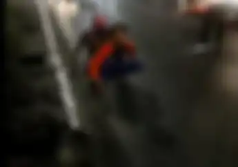  Joki Balap Liar Meringis Ditangkap Polisi dan Dihukum Jalan Jongkok, 59 Motor Diangkut Polres Surabaya