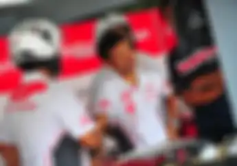 OtoRace: Mirip Tim MotoGP, Kru Astra Honda Racing Tim Kompak Pakai Helm di ARRC Sentul