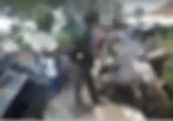 Serem, Usai Kecelakaan di Cijamil Bandung, Mobil dan 3 Motor Hancur, Korban Bergelimpangan