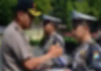 Salut, 2 Anggota Patwal Abaikan Tugas Mengawal Konvoi Demi Menolong Korban Kecelakaan