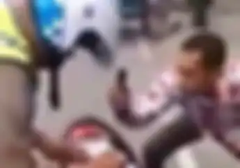 Ogah Ditilang, Pengendara Motor Ini Malah Mengamuk dan Rekam Polisi