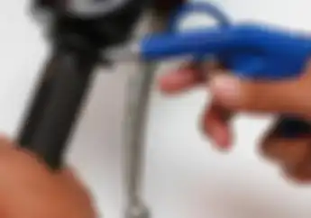 Gampang Banget Lepas Handgrip Setang Motor, Cukup Pakai Semprotan