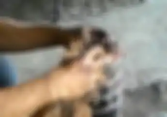 Pasang Peredam Suara Pakai Sarung Tangan Lebih Aman