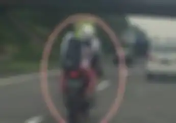 Aksi Nekat Bikers Masuk Jalan Tol Pasteur, Bandung
