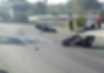 Pakai Motor Sambil Angkat HP, Dilindas Truk Kepala Sampai Terputus