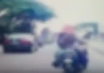 Video Detik-Detik Anak Terpelanting dari Motor karena Pakaiannya Nyangkut di Rantai