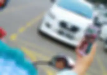 Bahaya Main Handphone di Motor