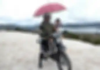 Siapa Nih Wanita Yang Payungi Jokowi Saat Naik Trail