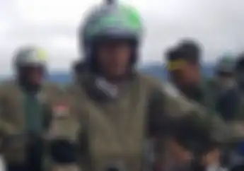 Keren Nih, Ini Jenis Helm Indonesia yang Dipakai Presiden Jokowi untuk Adventure di Papua