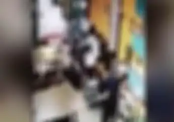 Video Saat Bahaya Mengancam Kalau Anak Dibiarkan Sendirian di Dekat Motor
