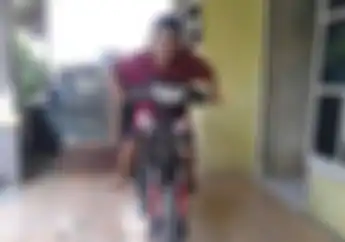 Gaya Anggota Geng Motor di atas Motornya yang Pasang Status Potong Kuping dan Sedang Diburu Polisi