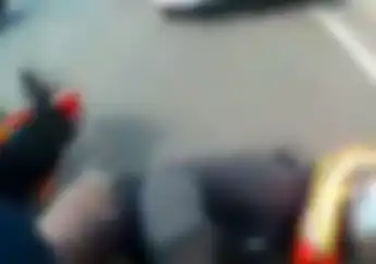Video Pemakai Motor Korban Kecelakaan Karena Ibu-ibu Mendadak Buka Pintu Mobil