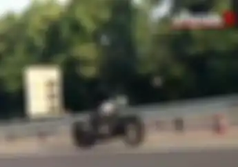 Video Motor Berhantu Masuk Tol Jalan Sendiri di Paris