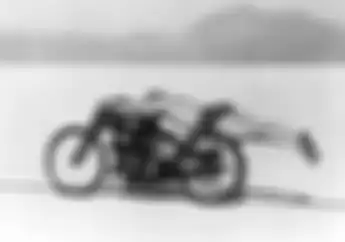 Ini Manusia Pertama yang Bawa Motor dengan Gaya Superman