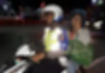 Naik Motor, Polisi Antar Pemudik Yang Tertinggal Bus