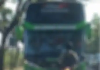 Aksi Berani Mati, Polisi dengan Motor Trail Hadang Bus Besar 