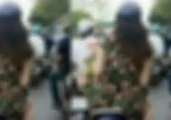 Tampak Belakang Cewek yang Dibonceng Ini Menggoda, Tapi...