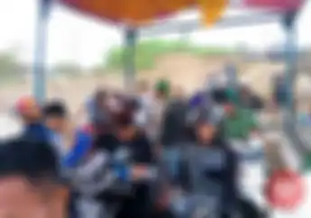 Pendapatan Fantastis Perahu penyebrangan Motor di Karawang, Jawa Barat Saat Liburan Lebaran