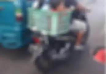 Waduh Bapak Ini Bonceng Anak Pakai Keranjang