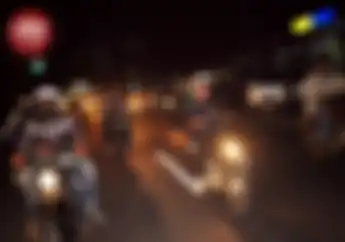 Busettt…!! Jalanan Kota Bandung Dipenuhi Pehobi Motor Kustom !!