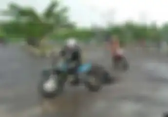 Video Balap Trail di Sirkuit Aspal, Fun Race Supermoto Ciamis