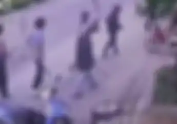 Video CCTV Jelas Banget Bagaimana Geng Motor Menyerang Warga dengan Senjata Tajam