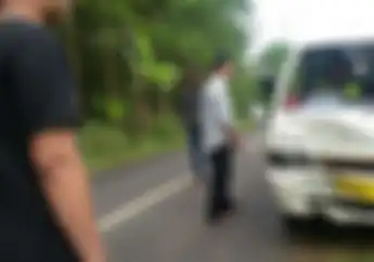 Tidak Memperhatikan Marka Pemotor Adu Domba Dengan Angkot