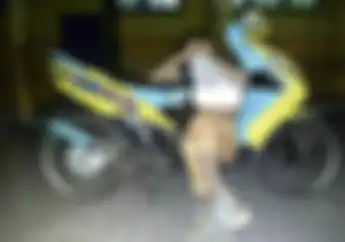 Netizen Hujat Ulah Selfie Cabe-caben Pamer Dada di Motor Modifikasi
