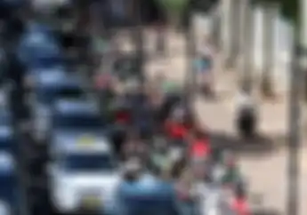 Jangan Nekat Bro, Polisi Akan Tilang di Tempat Pemotor yang Lewat Trotoar