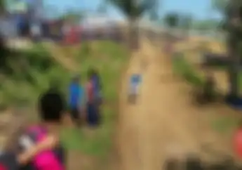 Penonton Layaknya Suporter Sepak Bola Pada Grasstrack Tasikmalaya