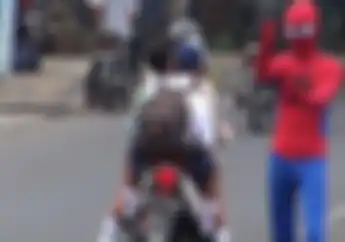 Aksi Spider Man Halau Pelanggar Lalu Lintas 