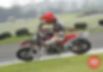Galeri Foto Balapan Nasional Supermoto, Aksi Pembalap Nasional Pakai Motor Trail di Trek Aspal
