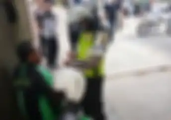Video Pengendara Motor Takluk Sama Pejalan Kaki 