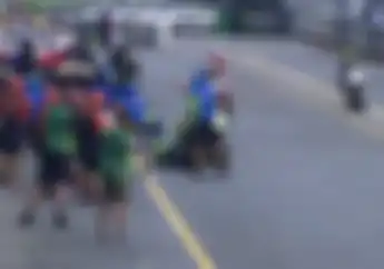 Aleix Espargaro Bikin Iannone Jatuh di Pit
