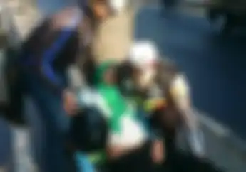 Kisah Heroik Polwan Bantu Ibu Hamil Korban Kecelakaan 