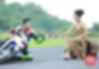 Suit... Suit.... Pembalap Ini Prawedding Menggunakan Wearpack