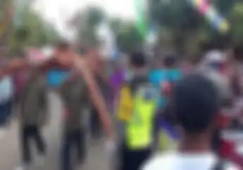 Waduh… Singkong Raksasa Bikin Macet Jalanan