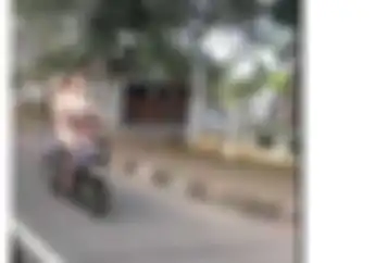 Ini Dia Penyebab Cewek Tanpa Busana Naik Motor