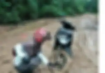 Luar Biasa! Guru Pantang Menyerah Naik Motor Di Jalan Berlumpur Demi Siswa Didik