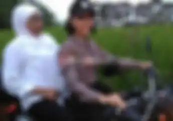 Menteri Sosial Naik Trail Masuk Hutan Sumatera