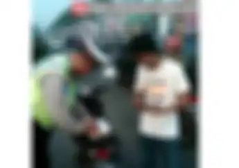 Aaih..., Motor Pakai Lampu Halogen Kok Ditilang.!!